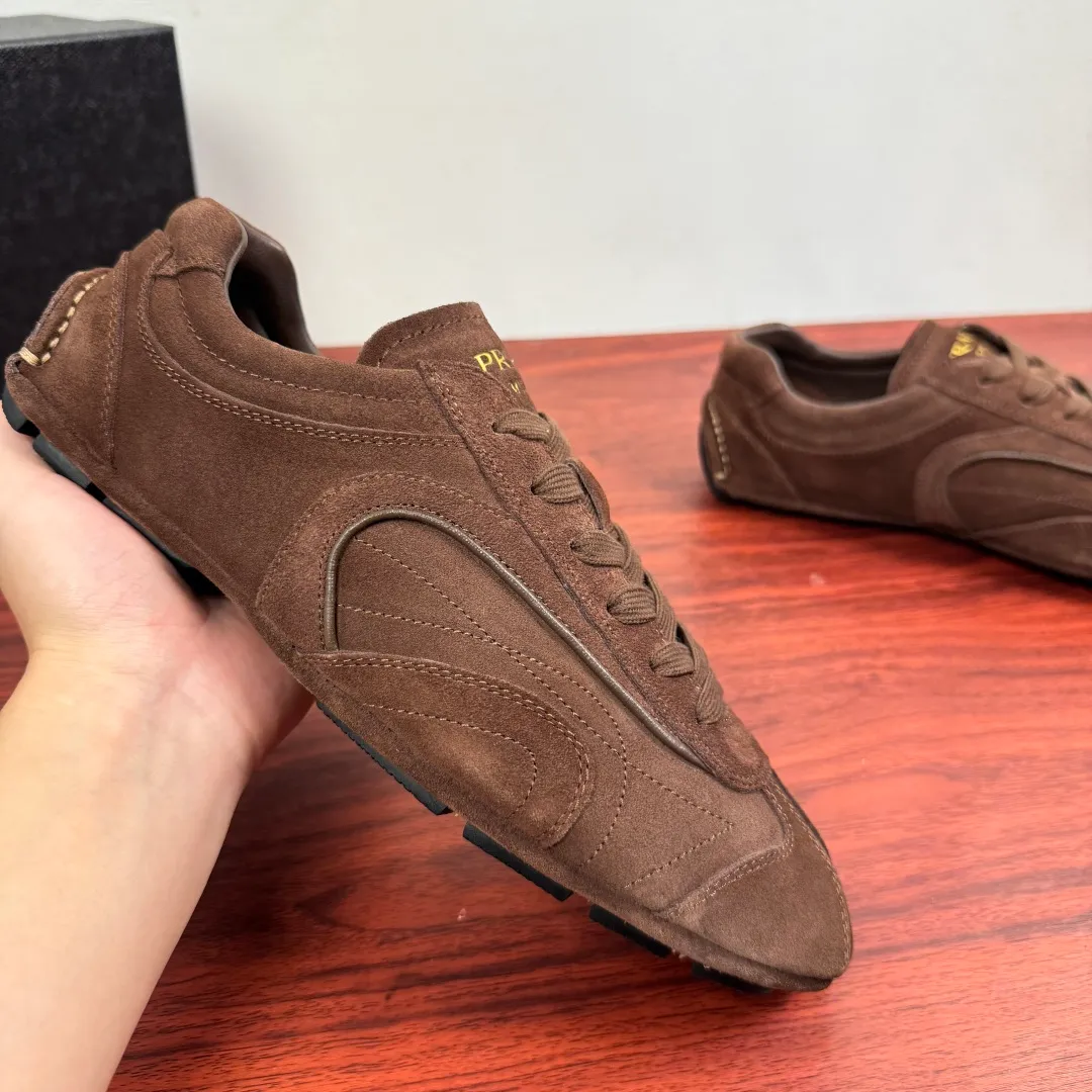 Batch 780 Prada/Prada Montecarlo Re-Edition 2005 Nappa sheepskin/nubuck leather sneakers, men's men's men's shoes for easy shipping! Featuring an antique finish, these sneakers combine style and comfort in a sophisticated and innovative design. The silhouette inspired by driving shoes is soft and flexible, and the deconstructed sole gives it a lightweight look and smooth aesthetic. Prominent top stitching enhances the sporty soul of this hybrid sneaker. It is paired with a lightweight and flexible rubber sole, a visible convex sole pattern embellishment, and a wrapped insole. The whole package! Size: 39-40-41-42-43-44 leather shoe size Item number: 4E1165 frosted brown